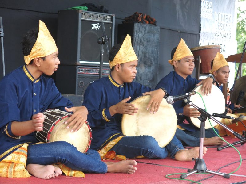 alat musik tradisional dan cara memainkannya