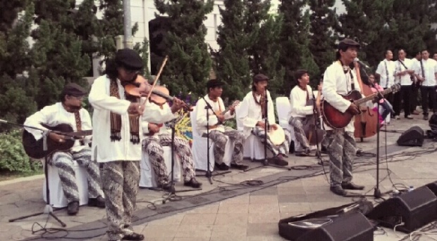 alat musik keroncong tugu