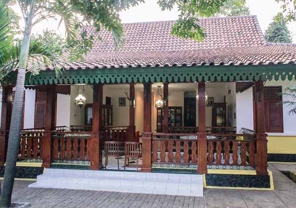 rumah adat betawi